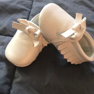 Metallic White Moccasins Size 0-3M